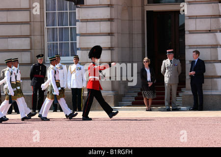 Invités d'honneur à regarder l'évolution de la Garde royale malaisienne et sentinelles de la garde, Londres, Angleterre, Grande-Bretagne, Europe Banque D'Images