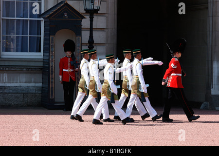 Invités d'honneur à regarder l'évolution de la Garde royale malaisienne et sentinelles de la garde, Londres, Angleterre, Grande-Bretagne, Europe Banque D'Images