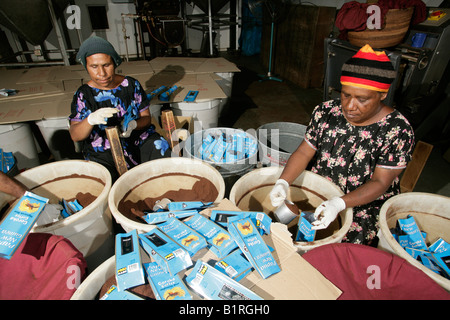 Les femmes sont de torréfaction du café, de hauts plateaux d'emballage, de Goroka, Papouasie-Nouvelle-Guinée, la Mélanésie Banque D'Images