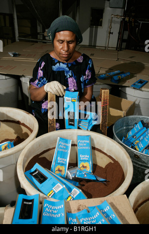 Les femmes sont de torréfaction du café, de hauts plateaux d'emballage, de Goroka, Papouasie-Nouvelle-Guinée, la Mélanésie Banque D'Images