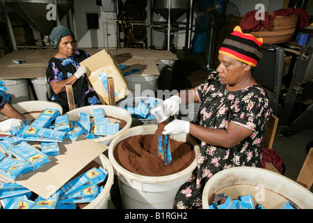 Les femmes sont de torréfaction du café, de hauts plateaux d'emballage, de Goroka, Papouasie-Nouvelle-Guinée, la Mélanésie, Australischer Kontinent Banque D'Images