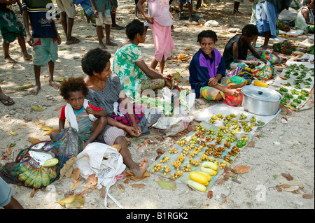 Les femmes vendant des légumes sur un marché, Heldsbach, Papouasie-Nouvelle-Guinée, la Mélanésie Banque D'Images