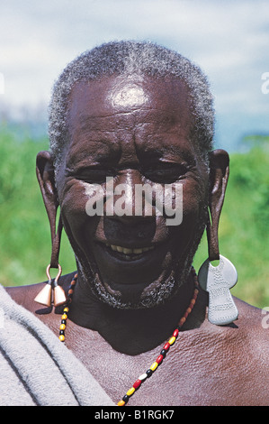 Aîné de Nandi porte des ornements d'oreille oreille droite ornement montre qu'il est un homme marié au Kenya Banque D'Images