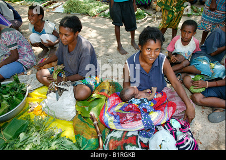 Femme avec bébé fait main vente Bilum sacs à un marché, Heldsbach, Papouasie-Nouvelle-Guinée, la Mélanésie Banque D'Images