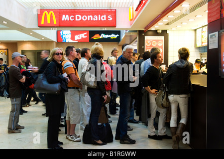 Hall de départ, des gens debout dans une file d'en face de McDonalds, acheter de la nourriture avant le départ, Palma de Majorque, Iles Baléares Isla Banque D'Images