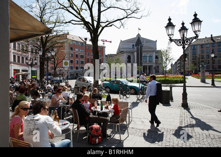 Café à Gaertnerplatz Gaertnerplatz Square en face du théâtre, Isarvorstadt, Munich, Bavaria, Germany, Europe Banque D'Images