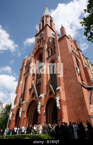 Kirche St. Johann Baptist, St John the Baptist Church avec de mariage, fête d'Johannisplatz, St John's Square, Munich-Haidhausen Banque D'Images