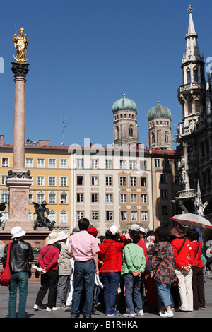 Groupe de touristes asiatiques, la place Marienplatz, Mariensaeule, l'église Frauenkirche, Munich, Haute-Bavière, Allemagne, Europe Banque D'Images