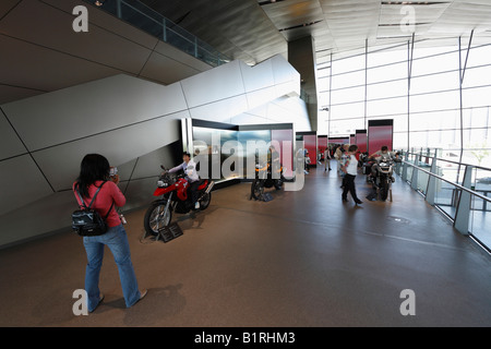 Des motos dans l'intérieur de BMW Welt, BMW World noyaux-Centre, Munich, Haute-Bavière, Allemagne, Europe Banque D'Images