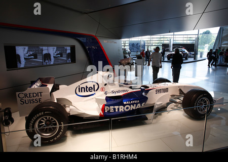 Voiture de course dans l'intérieur de BMW Welt, BMW World noyaux-Centre, Munich, Haute-Bavière, Allemagne, Europe Banque D'Images