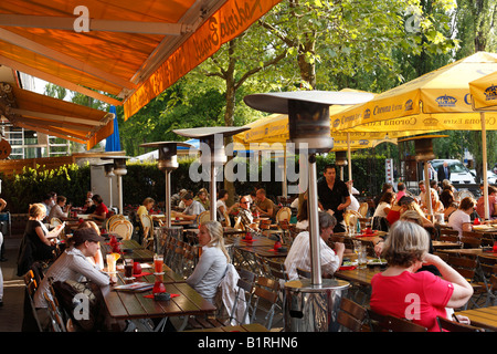 Terrasse d'un restaurant avec patio chauffages, également appelé un champignon ou parapluie réchauffeurs, sur la rue Leopoldstrasse, Schwabing, Mu Banque D'Images