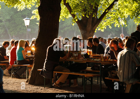 Seehaus jardin de bière sur le lac Kleinhesseloher See, Englischer Garten, jardin anglais, Munich, Haute-Bavière, Allemagne, Europe Banque D'Images