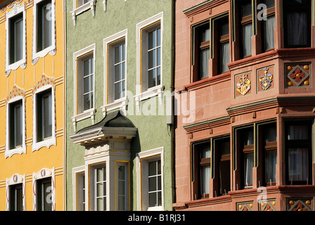 Façade d'une rangée de maisons à Villingen, Bade-Wurtemberg, Allemagne, Europe Banque D'Images