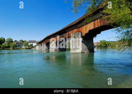 Le pont en bois couvert historique sur le Rhin, de Bad Säckingen, district de Waldshut, Bade-Wurtemberg, Allemagne, Eur Banque D'Images