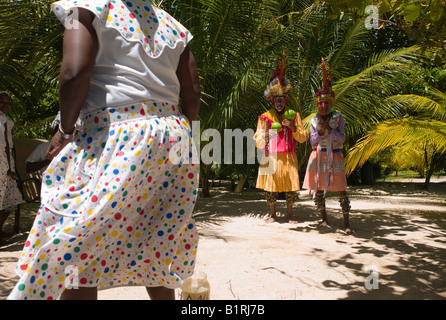 Garifuna traditionnels Folk Dancers, une attraction touristique à Roatan, Honduras, Amérique Centrale Banque D'Images