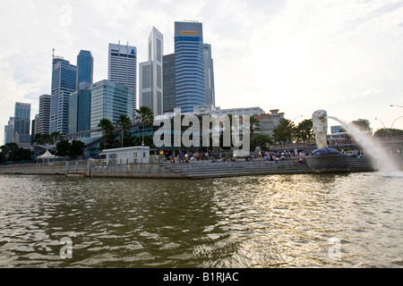 Quartier financier de Singapour sur la Marina Bay derrière la statue de Merlion, mi-poisson, mi-lion, mascotte de Singapour, S Banque D'Images