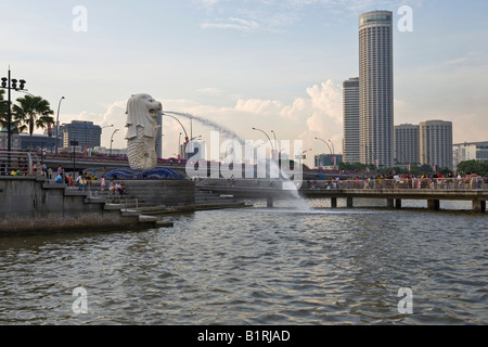 Quartier financier de Singapour sur la Marina Bay derrière la statue de Merlion, mi-poisson, mi-lion, mascotte de Singapour, S Banque D'Images