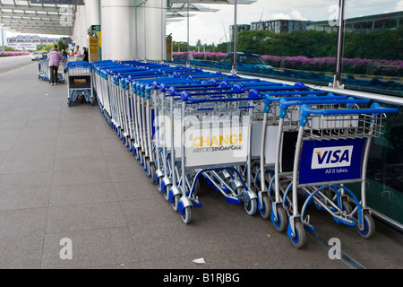 Chariots à bagages à l'aéroport de Changi, à Singapour, en Asie du sud-est Banque D'Images