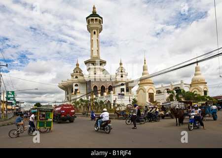 Rue animée, dans la mosquée Al Akbar-Masbagik Masbagik à l'arrière, de l'île Lombok, moindre petites îles, l'Indonésie, l'Asie Banque D'Images