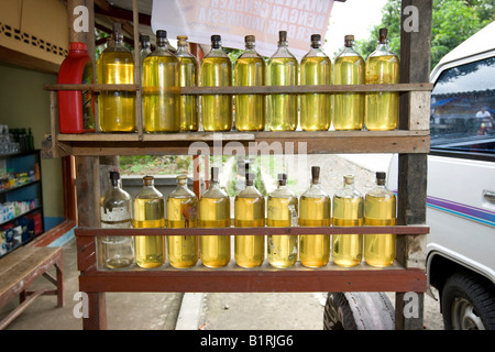 Station essence typique dans les rues de l'Asie, l'essence est stocké dans des bouteilles en verre à partir de laquelle il est vendu et versé dans le petr Banque D'Images