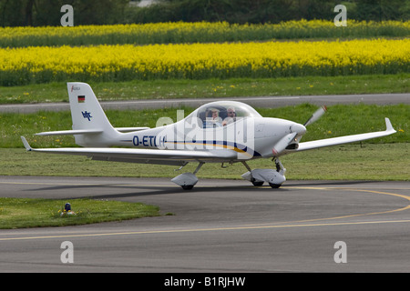 Petit monomoteur, roulait sur la plan sportif de la piste de l'aéroport Egelsbach, Hesse, Germany, Europe Banque D'Images