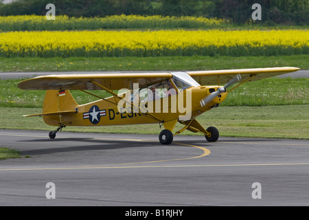 Petit monomoteur, roulait sur la plan sportif de la piste de l'aéroport Egelsbach, Hesse, Germany, Europe Banque D'Images