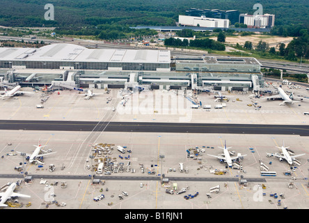 Des avions dans des postes de stationnement au terminal, l'aéroport de Francfort, Francfort, Hesse, Germany, Europe Banque D'Images