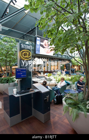 Borne Internet dans l'Aéroport International de Vancouver, British Columbia, Canada, Amérique du Nord Banque D'Images