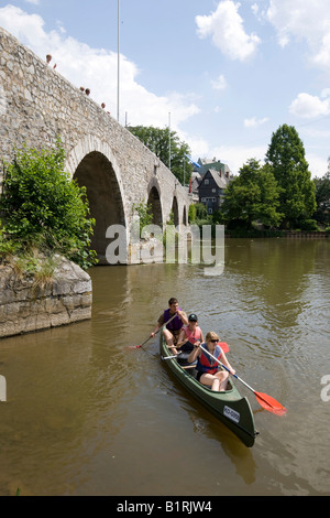 Les canoéistes sur le Lahn, en face de l'Alte Lahn Bridge, Wetzlar, Hesse, Germany, Europe Banque D'Images