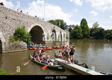 Les canoéistes sur le Lahn sortir de leurs canots pour éviter les rapides, en face de l'Alte Lahn Bridge, Wetzlar, Hesse, Germ Banque D'Images