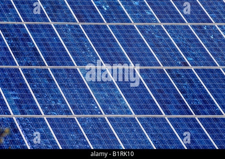 Les cellules photovoltaïques, les panneaux solaires installés sur un toit, Guenthersbuehl, Middle Franconia, Bavaria, Germany, Europe Banque D'Images