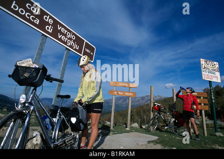 Les cyclistes, le col de Vergio, Corse, France Banque D'Images