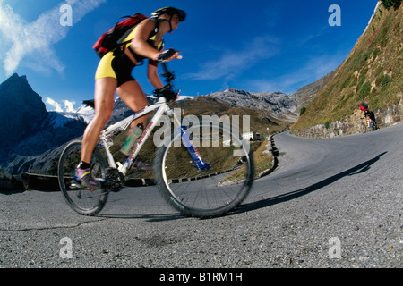 Mountainbiker, col du Stelvio, Italie Banque D'Images