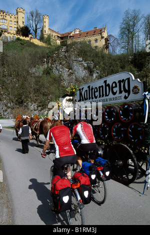 Deux motards en face de Hohenschwangau, Füssen, Allgaeu, Bayern, Deutschland Banque D'Images