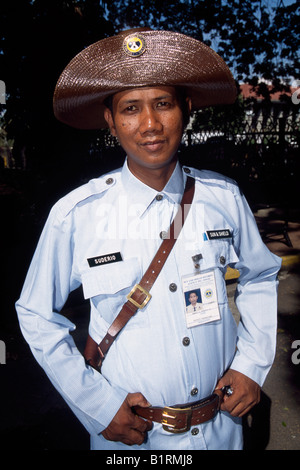 L'homme en uniforme, Intramuros, Manille, île de Luzon, Philippines Banque D'Images