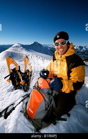 Randonneurs en raquettes ayant une pause sur le Weisshorn, Arosa, Grisons, Suisse Banque D'Images