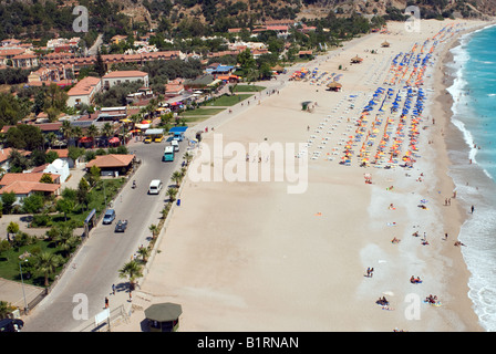 Vue aérienne de la plage d''Oludeniz Fethiye, Turquie prise par un parapente en été avec les vacanciers à bronzer sur la plage Banque D'Images