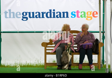 Mesdames assis sur banc de la consommation de crème glacée au Guardian Hay Festival 2008 Hay-on-Wye Powys Pays de Galles UK UE Banque D'Images