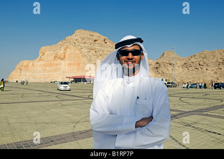 Tour guide portant des vêtements traditionnels, le Mont Djebel Hafeet, Abu Dhabi, Émirats arabes unis, en Asie Banque D'Images