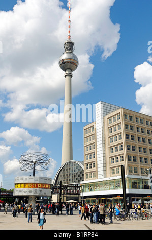 Weltzeituhr, World Time Clock et Fernsehturm, la tour de télévision, la place Alexanderplatz, Berlin, Germany, Europe Banque D'Images