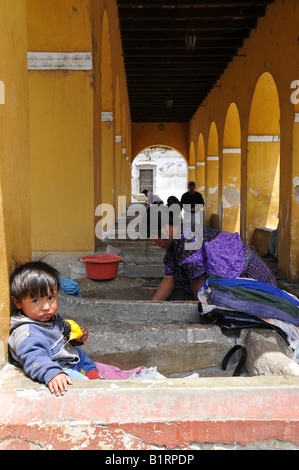 Garçon et mère, lave-public square, La région de Park, Antigua Guatemala, Guatemala, Amérique Centrale Banque D'Images