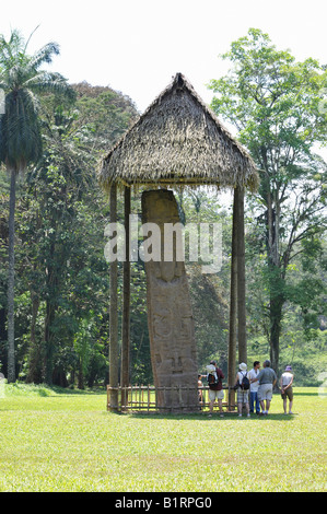 Stela F, Monument 6, place cérémoniale de Quirigua, site Maya antique au Guatemala, en Amérique centrale Banque D'Images