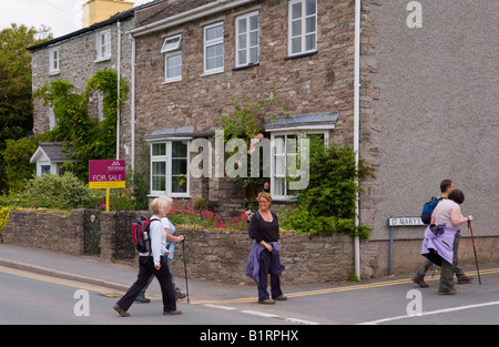 Les randonneurs à pied passé maison à vendre à Hay-on-Wye Powys Pays de Galles UK UE Banque D'Images