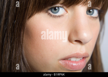 Portrait d'une jeune femme Brune, yeux bleus Banque D'Images