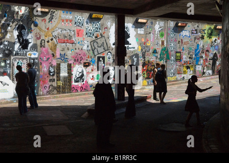 Urban art People London mural graffiti festival Leake Street, Waterloo. Exposition de Street art graffiti, Angleterre des années 2008 2000 Royaume-Uni Banque D'Images