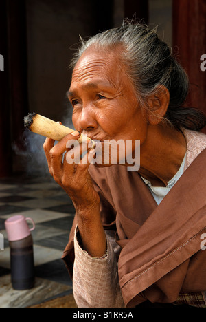 Vieille Femme, fumer un cheroot, Birman, Bagan, Birmanie, Myanmar, en Asie du sud-est Banque D'Images