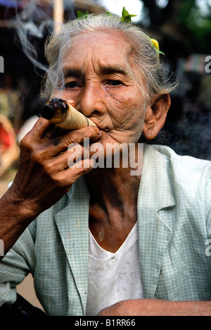 Vieille Femme, fumer un cheroot, Birman, Bagan, Birmanie, Myanmar, en Asie du sud-est Banque D'Images