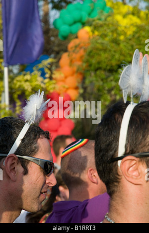 Israël Jérusalem Gay Parade 26 608 portrait de 3 hommes gays fréquentant rally Banque D'Images