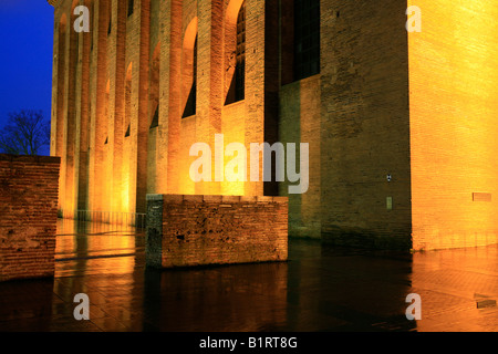 Basilique de nuit sous les lumières, ville romaine de Trèves, Rhénanie-Palatinat, Allemagne, Europe Banque D'Images