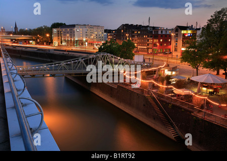 Swing-pont au-dessus de port Rheinauhafen, Rheinau, le plus ancien pont de la rivière du Rhin à Cologne, en vue de l'Schokoladenmuse Imhoff Banque D'Images